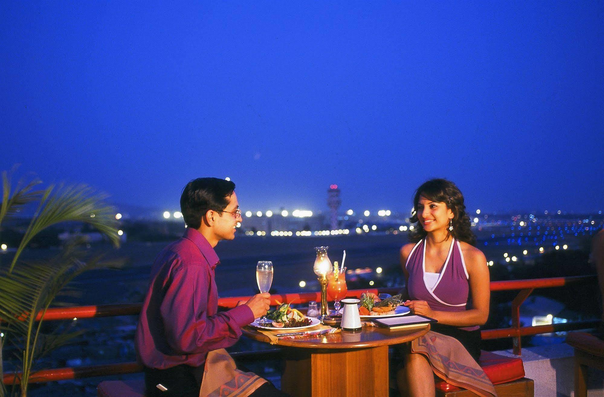 The Orchid Hotel Mumbai Vile Parle Ресторан фото A couple dining at a restaurant in India